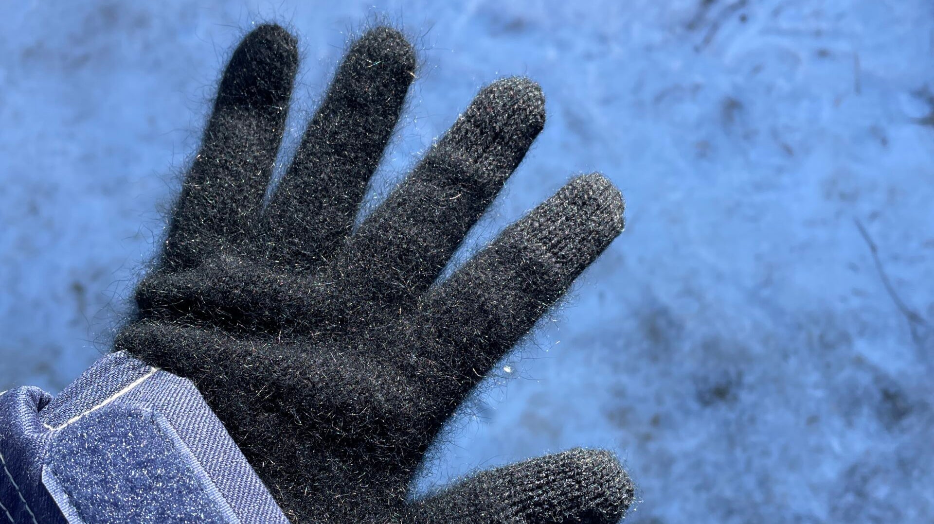 雪山での極上体験!ポッサムメリノの靴下と手袋で暖かく快適に